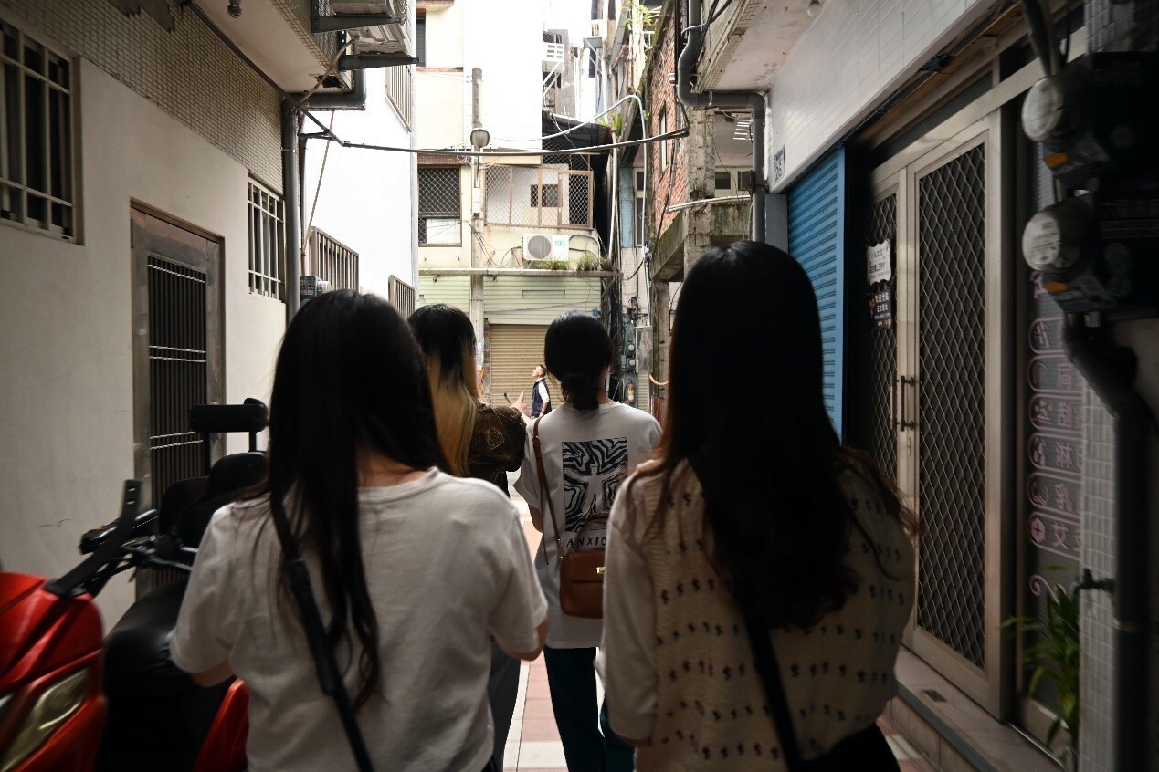 隨著劇情及關卡引導,參與者穿梭在溝仔尾巷弄之間,深入了解溝仔尾