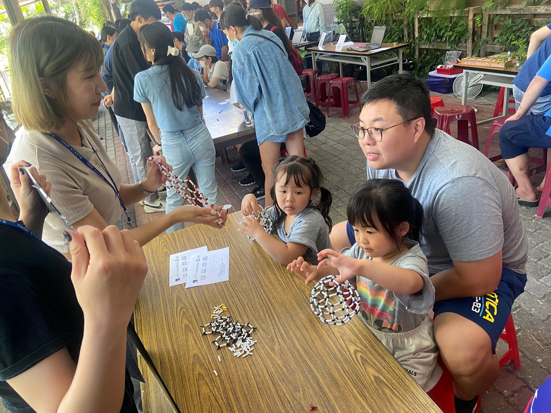爸爸帶著兩位小朋友共同體驗「巴克球」實驗