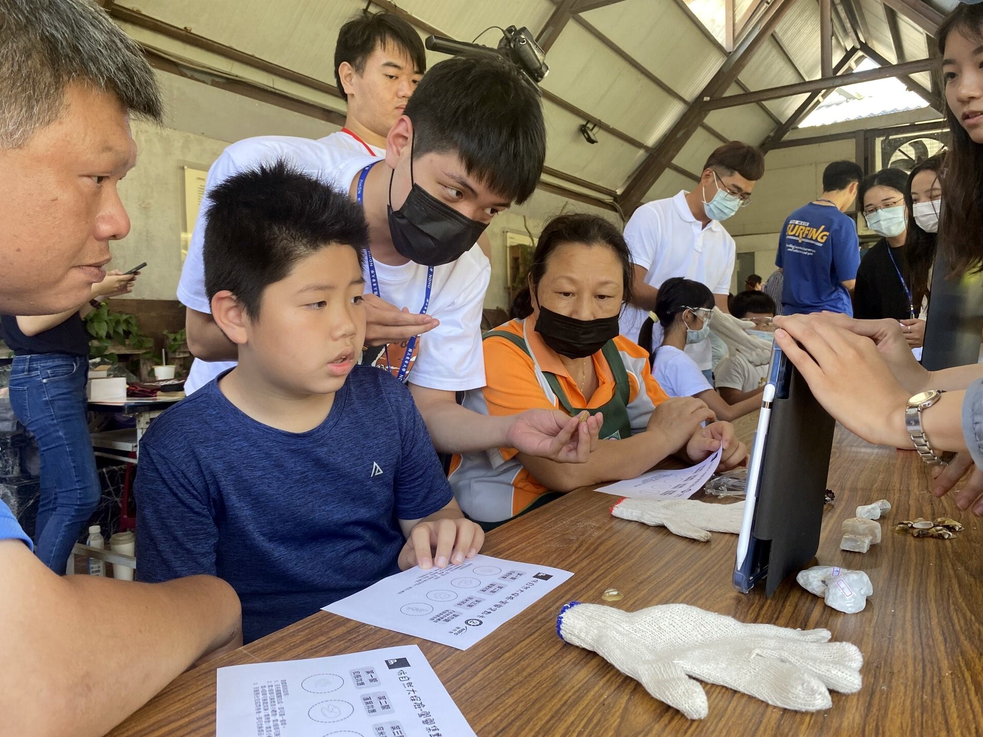關主認真和遊客解說「貝殼效應」實驗