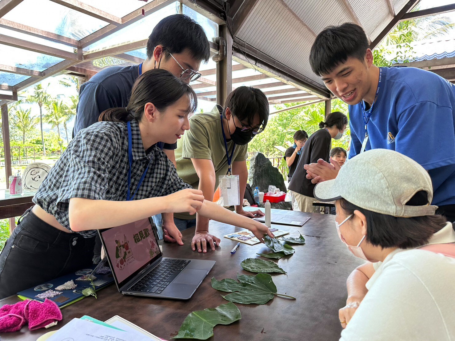 關主認真講解「蓮葉效應」的實驗原理