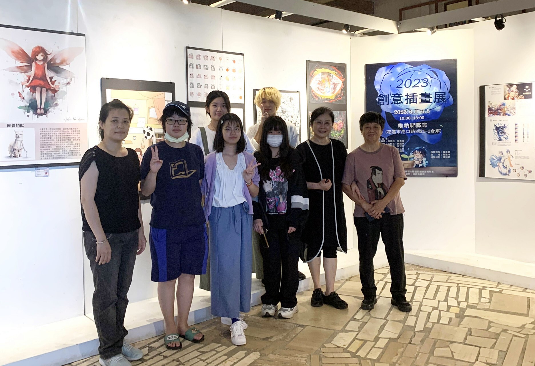 創意插畫展覽現場合影,右一是維納斯藝廊負責人林滿津女士,右二是授課羅美蘭老師