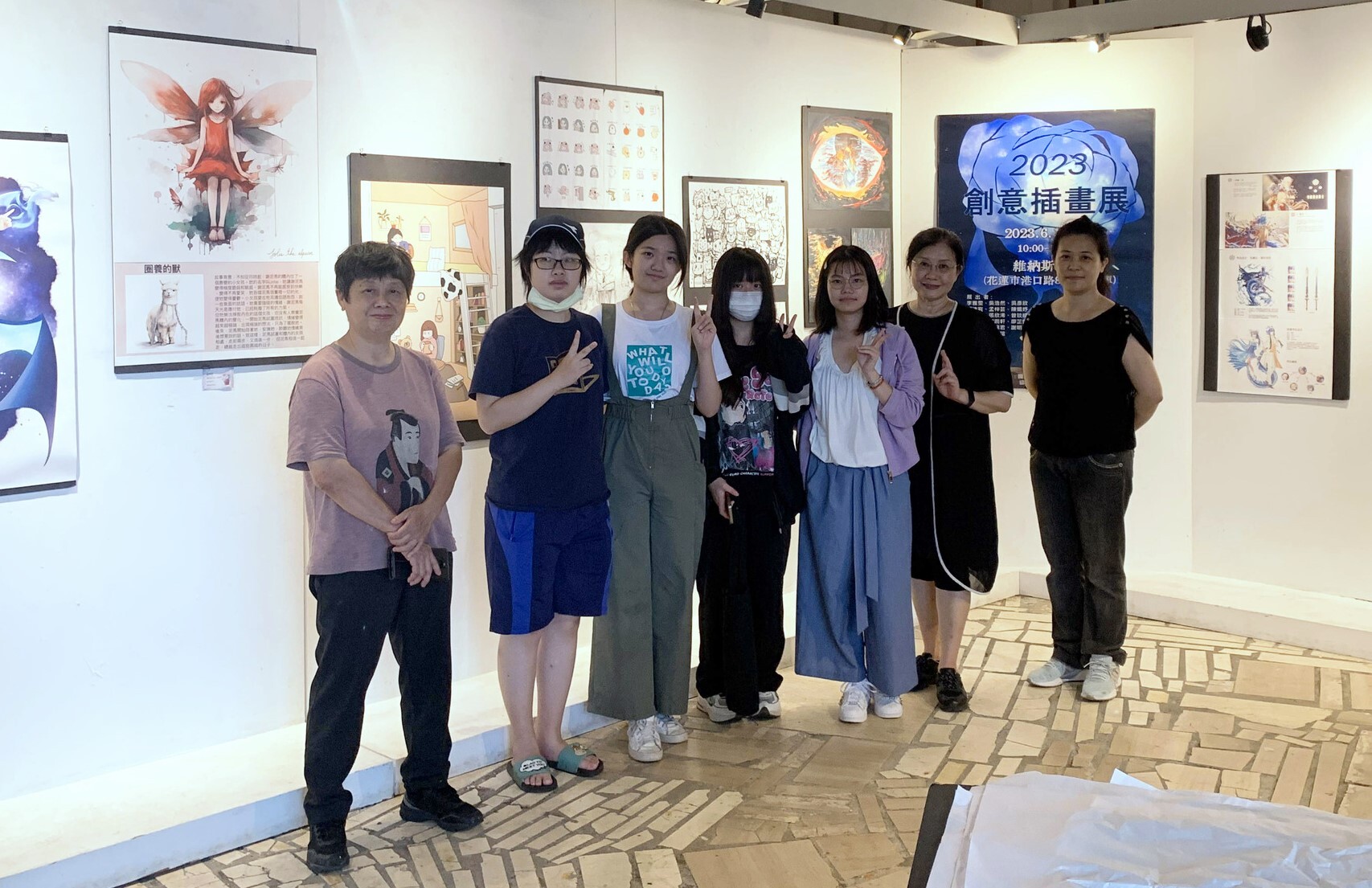 同學於佈展後留影