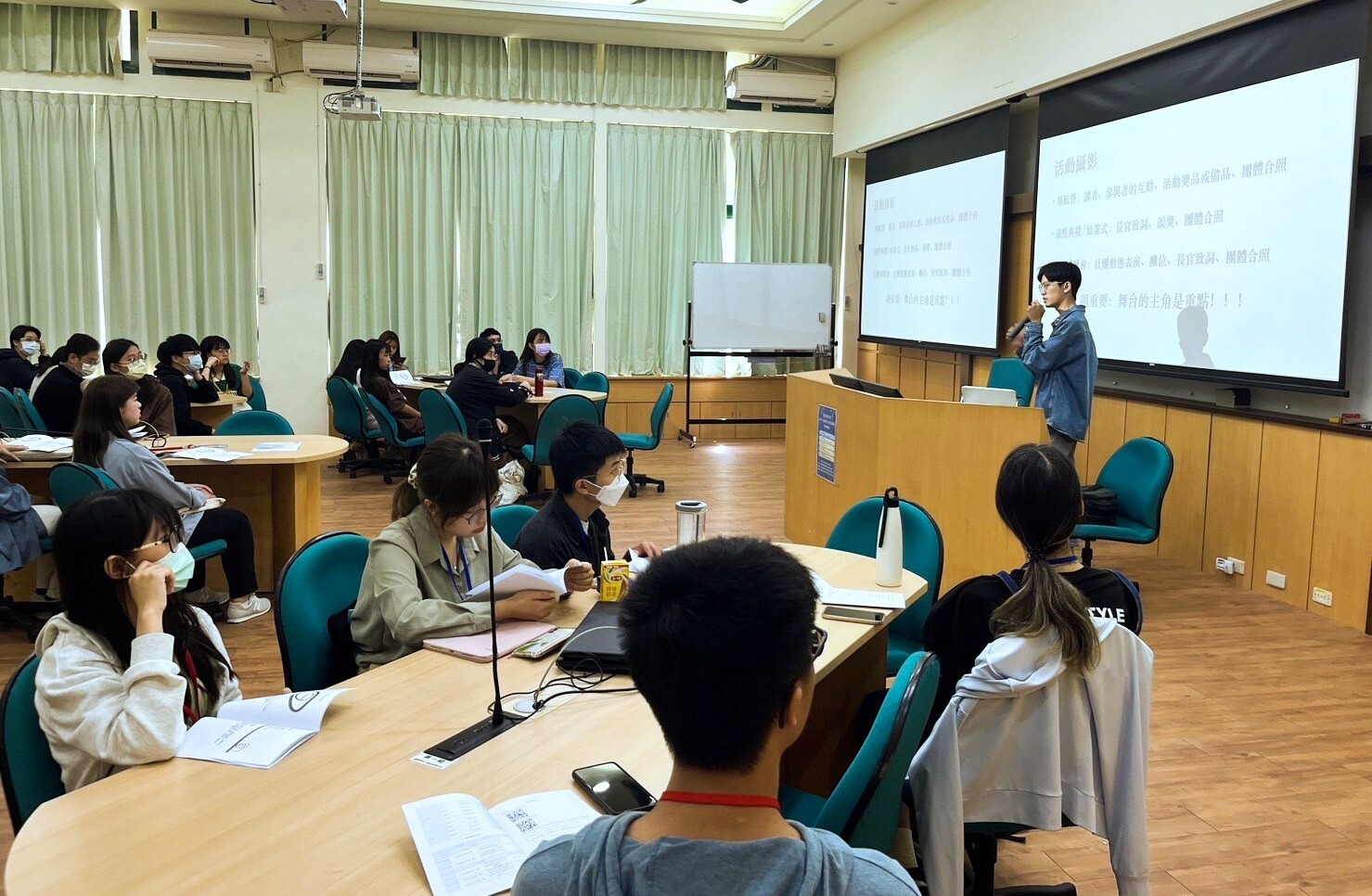 「活動動態記錄」講師-第十屆新航之舟行政團隊課程組組長連柏維同學為團隊講解基礎攝影概念和拍照技巧