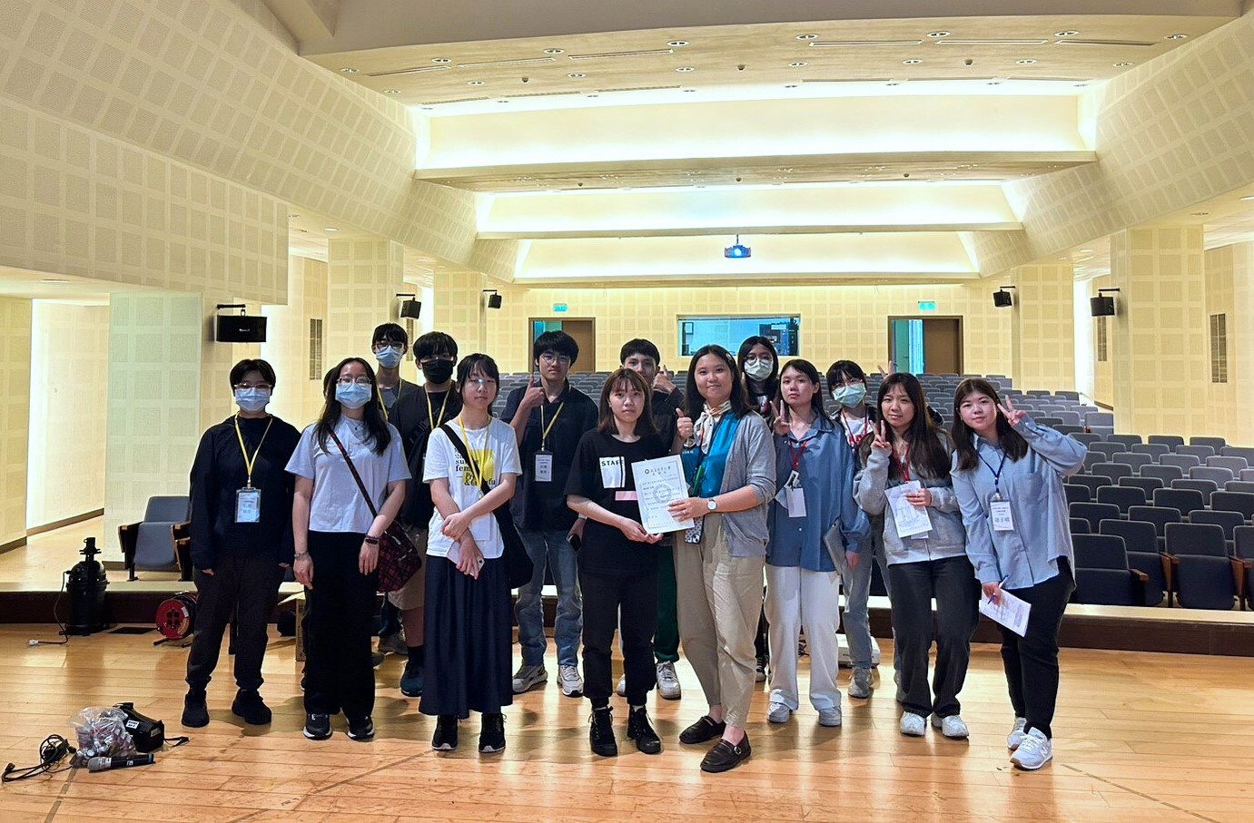 藝術中心技術組組員張舒婷同學,實地操作學生活動中心演藝廳燈光控制、音響使用等基礎