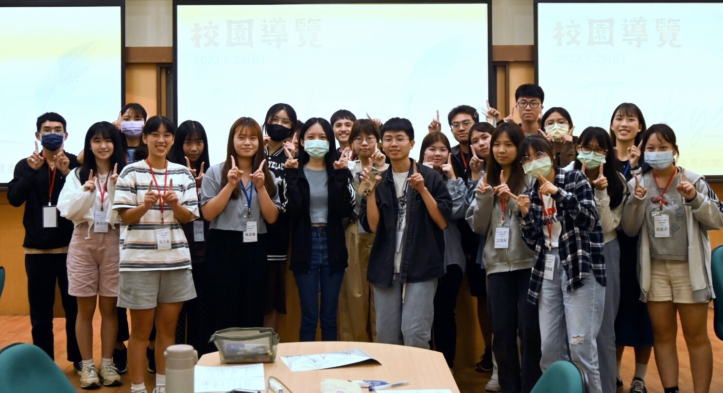 「校園導覽培訓」講師-洄瀾親善大使社成員黃宥寧同學與新航之舟團隊開心合影