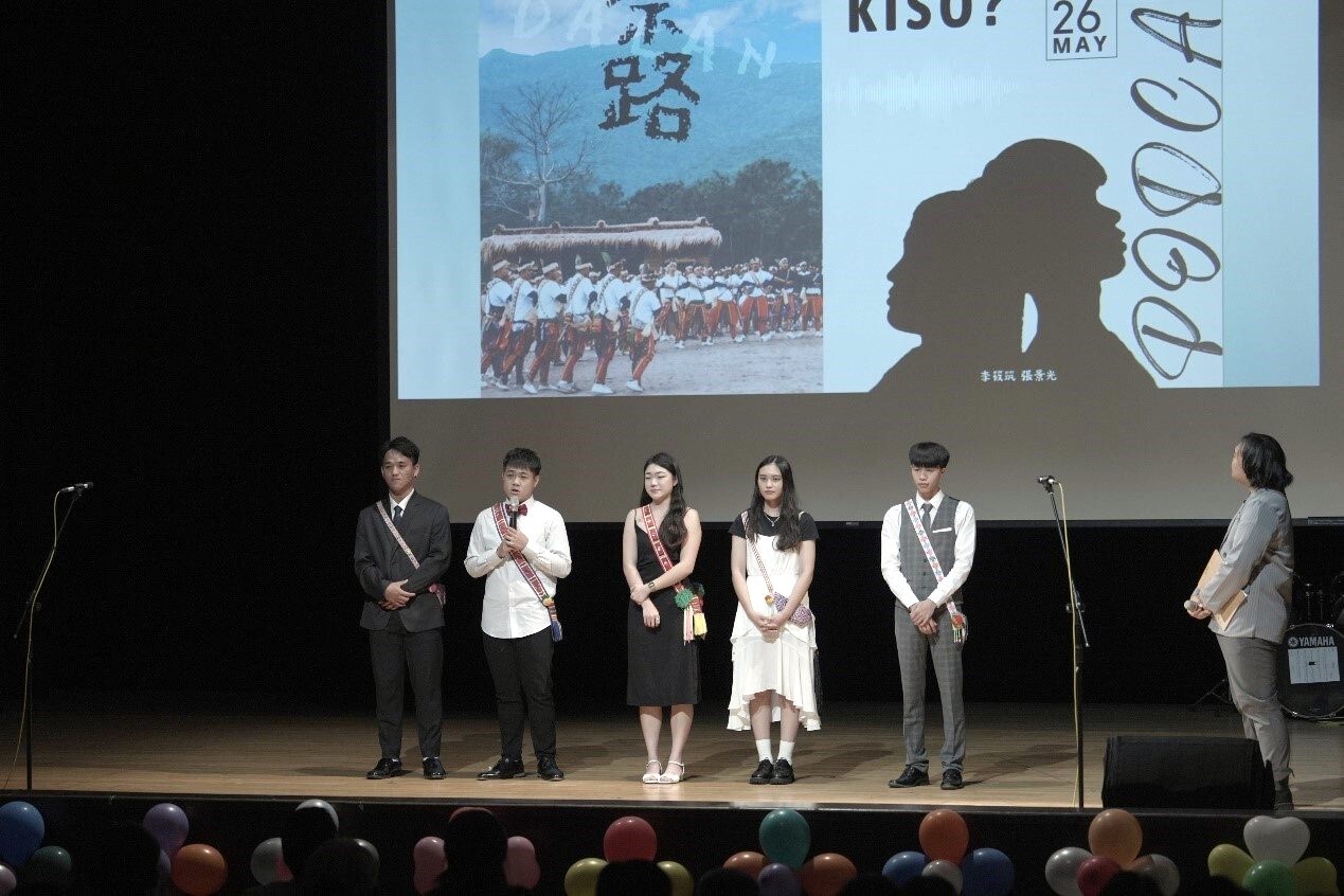 語傳系112級畢製首映會平面設計組與廣播組受訪
