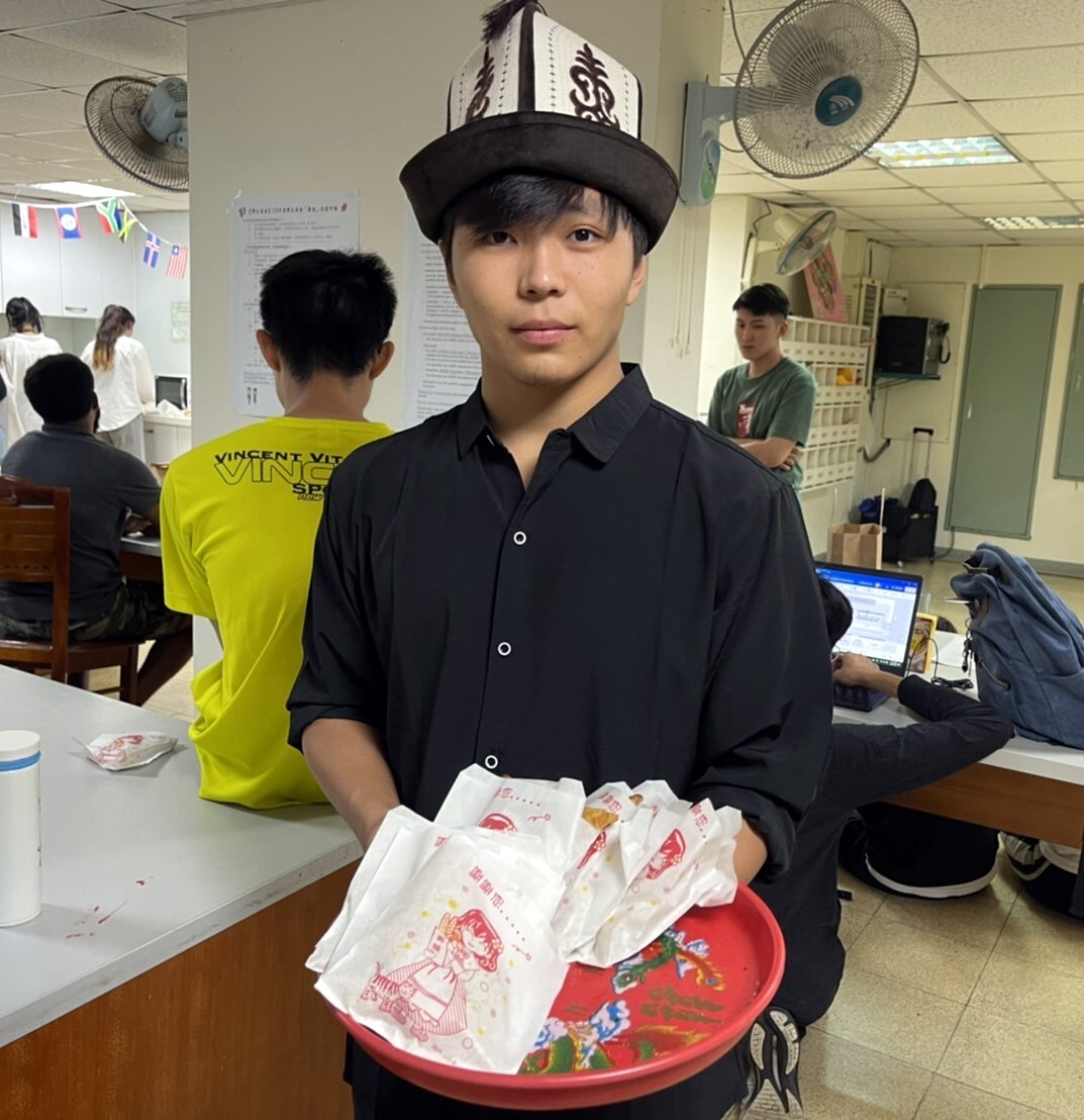 吉爾吉斯坦同學配戴當地具代表特色傳統帽飾