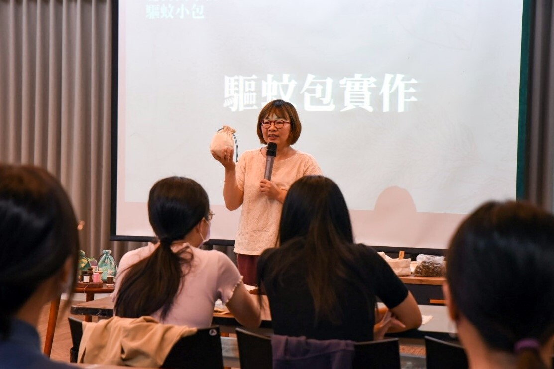 鍾宜瑄老師與學生分享香草功效
