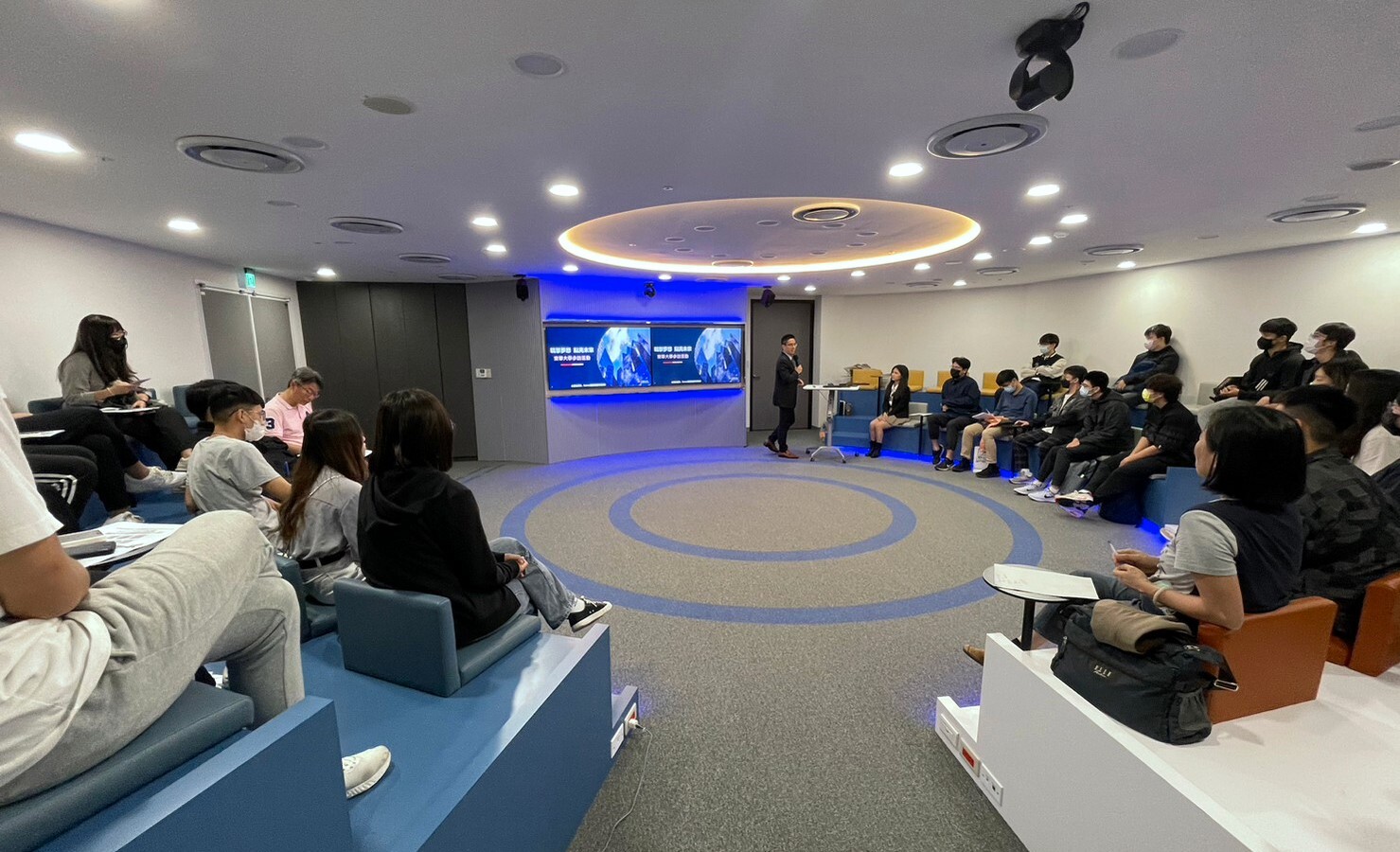 永豐金證券整合行銷部陳彥璋資深經理(東華經濟系學士班99級系友)為參訪師生進行簡報