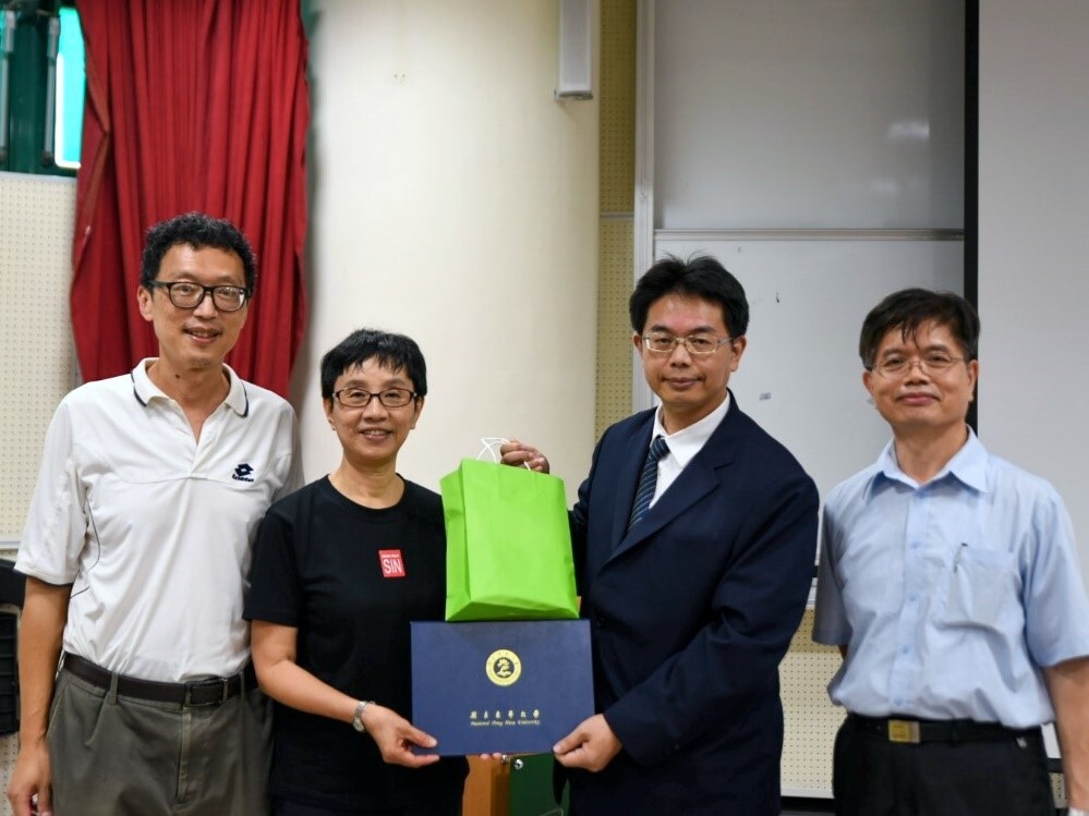 通識教育中心黃琡雅主任頒發感謝狀並與參加師長及講者合影