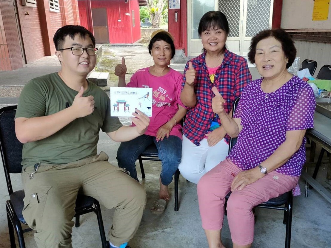 小組組長謝誌陽與在地居民分享繪本合影