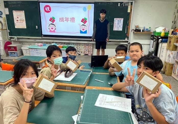 教學團隊安排「迎接青春期的小型成年典禮」,期望能在學生心中創造正向的意涵