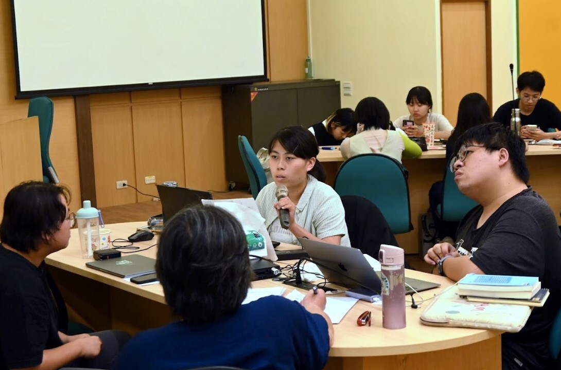 審查委員劉思怡正給學生回饋意見,旁邊評審委員為簡子涵