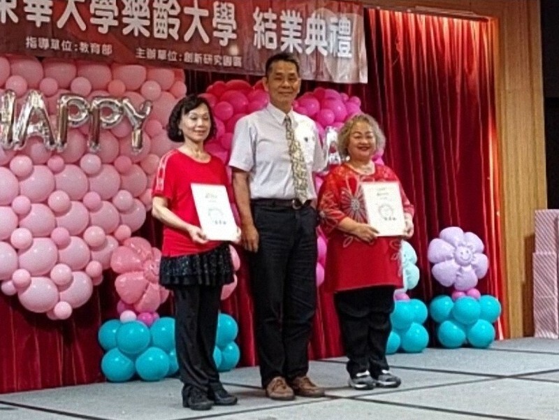 徐副校長頒發結業證書