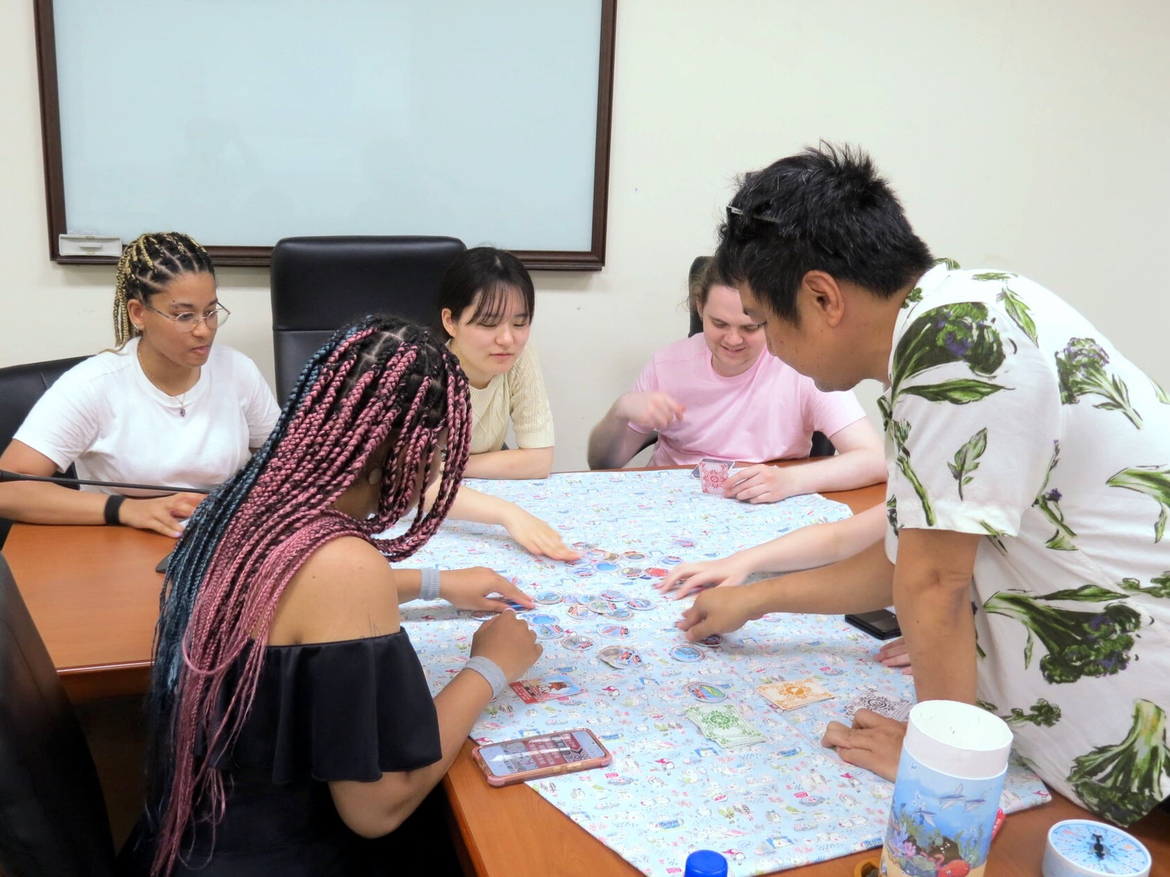 Professor Yung-Ching Lo from the Department of Ethnic Relations and Cultures led the guests from the University of Central Lancashire to learn about the knowledge of the Amis / Pangcah Indigenous culture through a board game designed collaboratively by the teacher and students