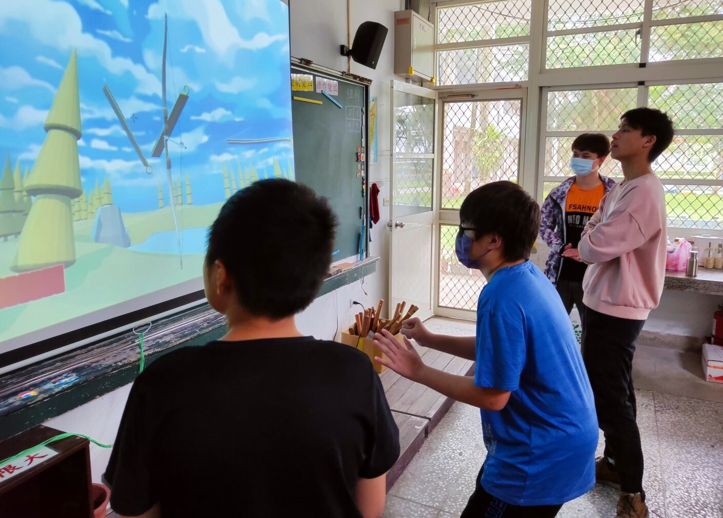 東華資工系學生認真指導學生如何遊玩