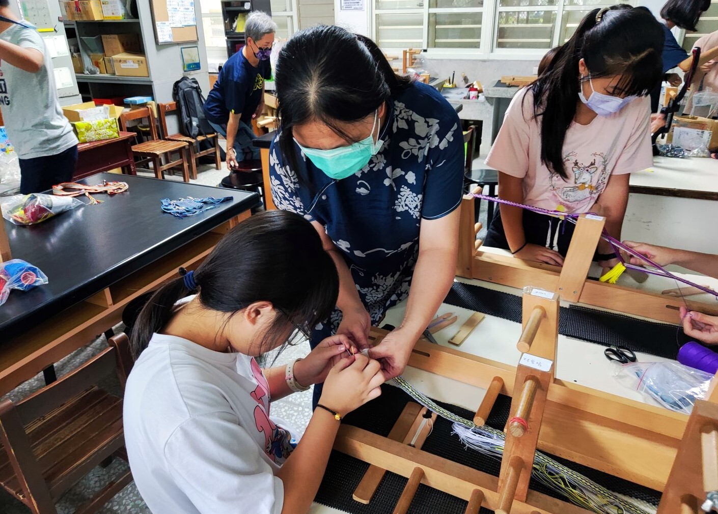 織帶老師教導學生如何收尾