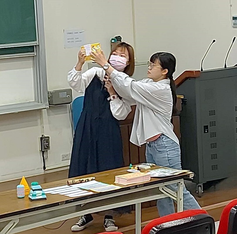 國小二年級組說明與展示開發桌遊的成果
