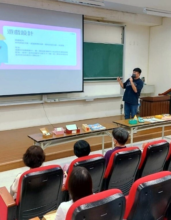 國小五年級A組說明與展示開發桌遊的成果