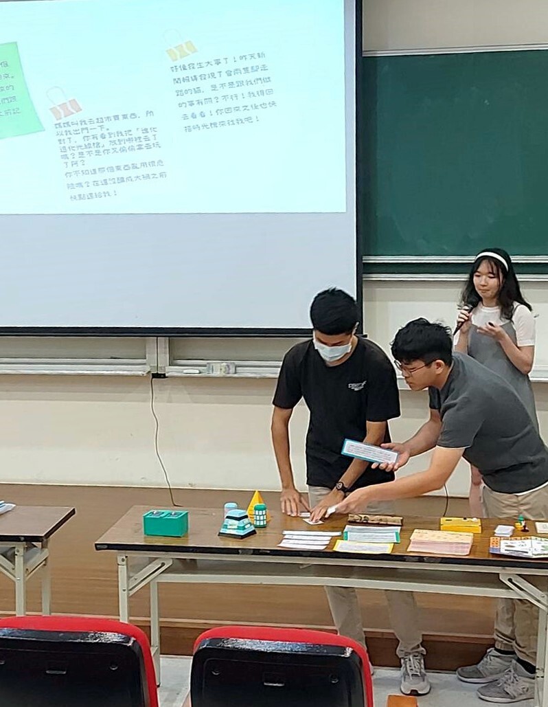 國小五年級B組說明與展示開發桌遊的成果
