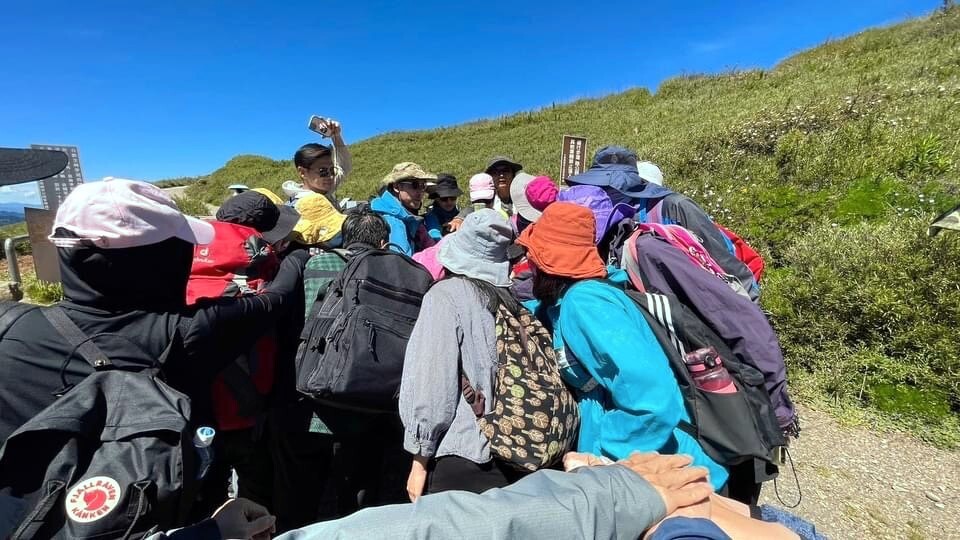 研習學員在合歡山主峰登山口建立登頂信心