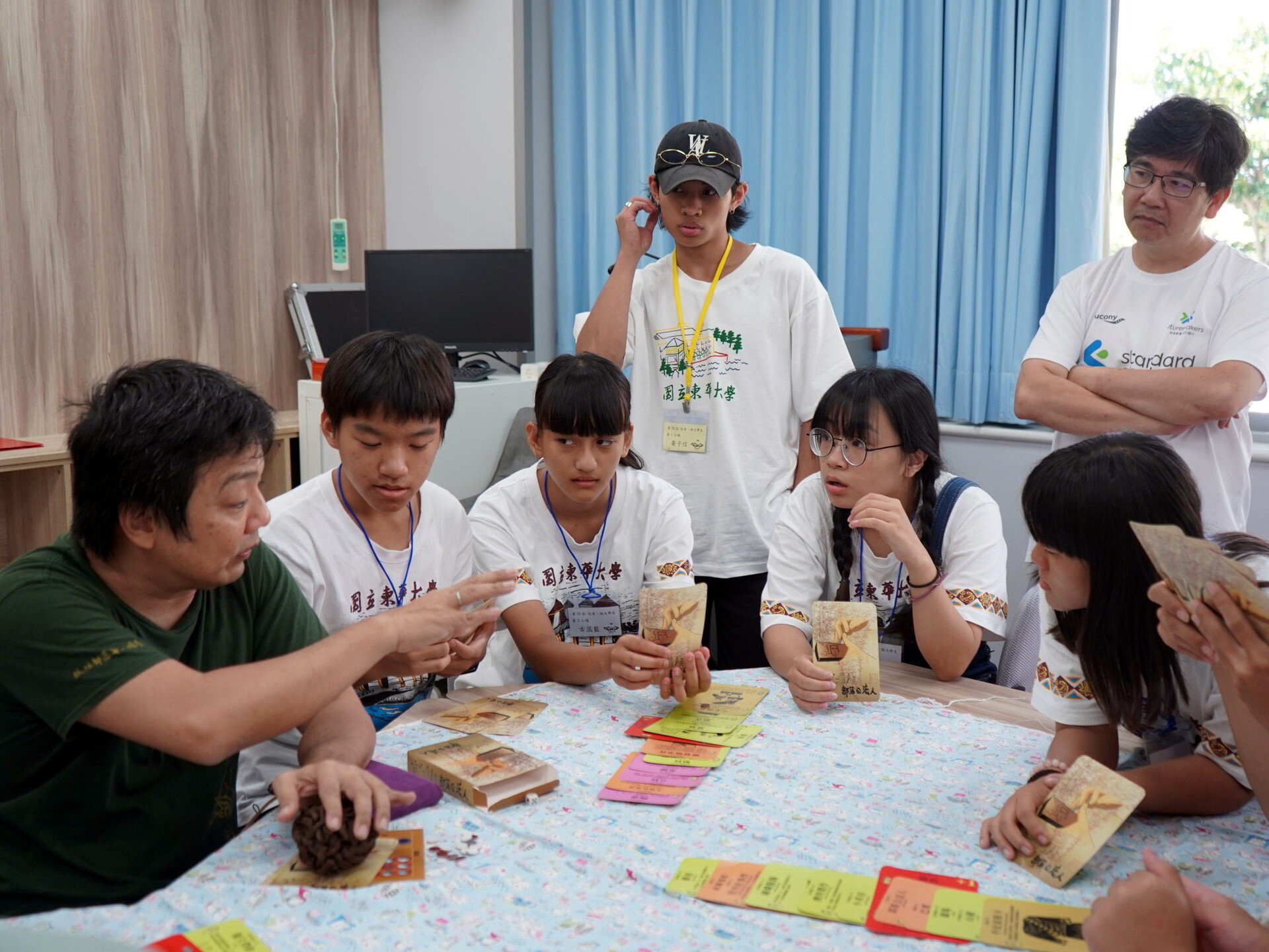 學員參與東華族文系羅永清的「桌遊好好玩」課程