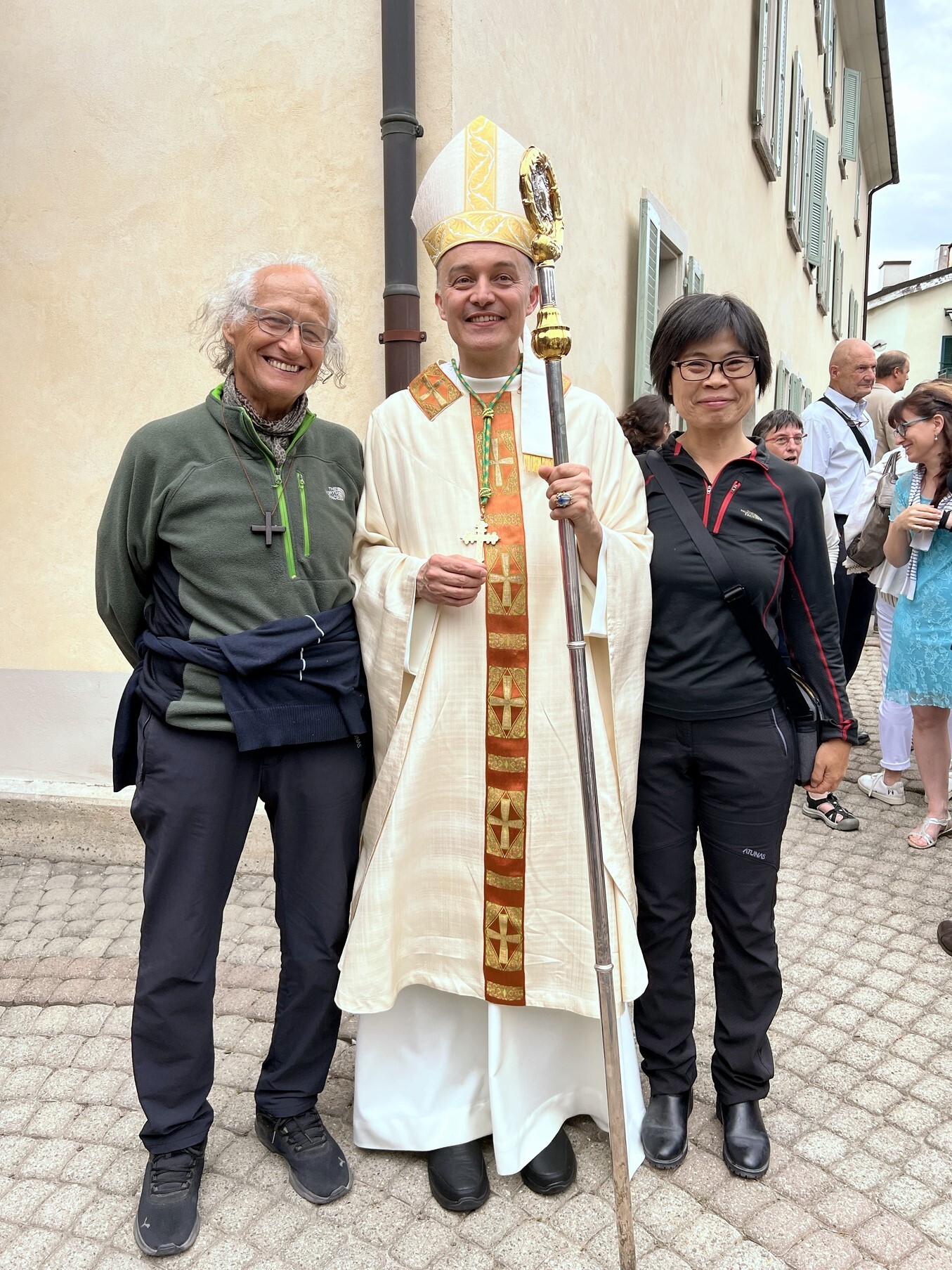 劉慧珍教授與大聖伯納修會新會長Jean-Pierre VOUTAZ(中)、戴宏基神父(左)合影