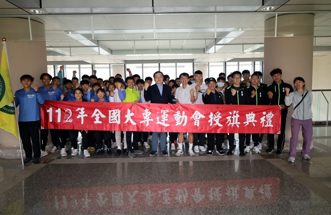 趙涵㨗校長與運動代表隊選手們於授旗後合影