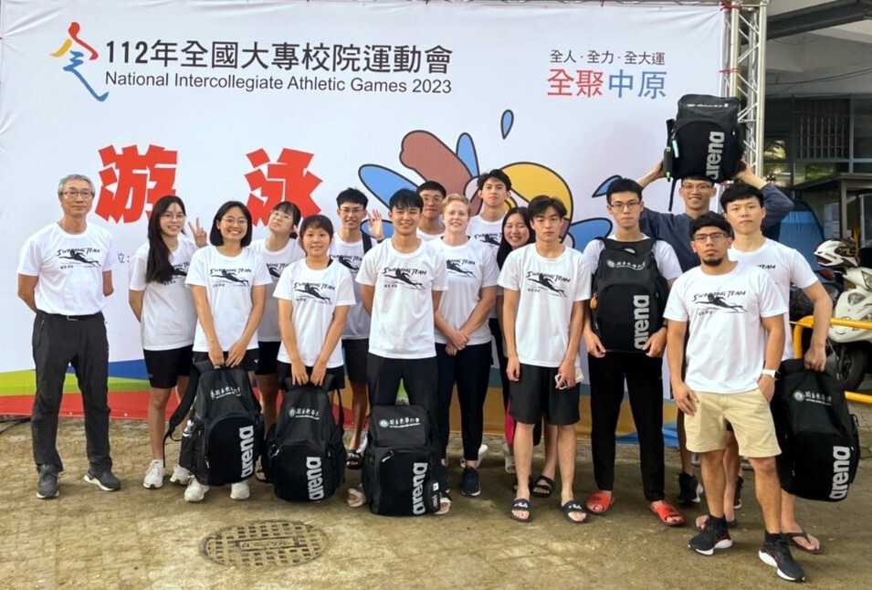 游泳一般組代表隊~康振福教練與團隊合影