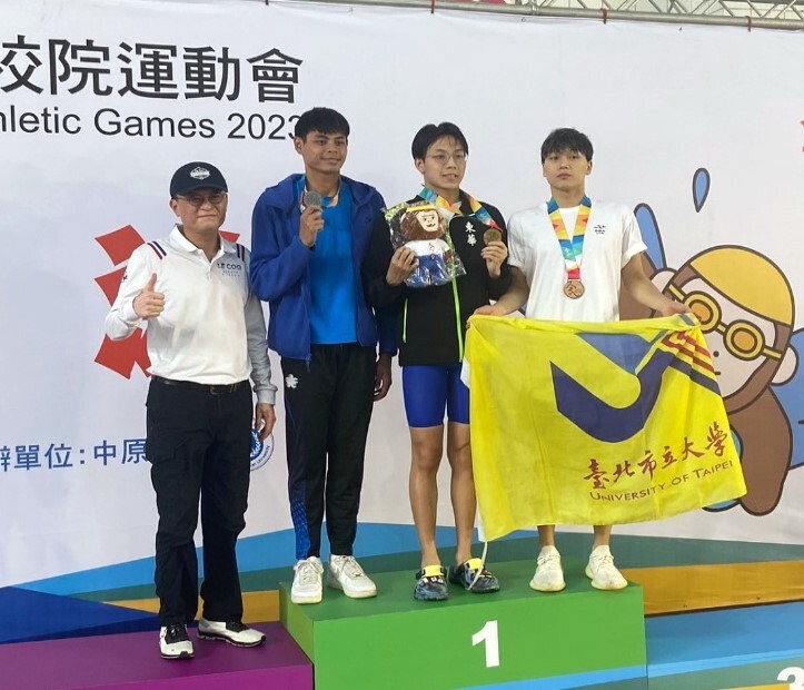 游泳公開組代表隊~張育銘教練與黃國倫同學獲獎合影