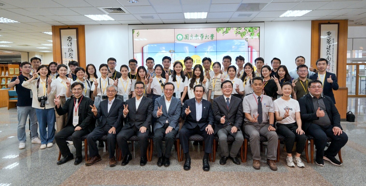 訪團成員於校史室大合照