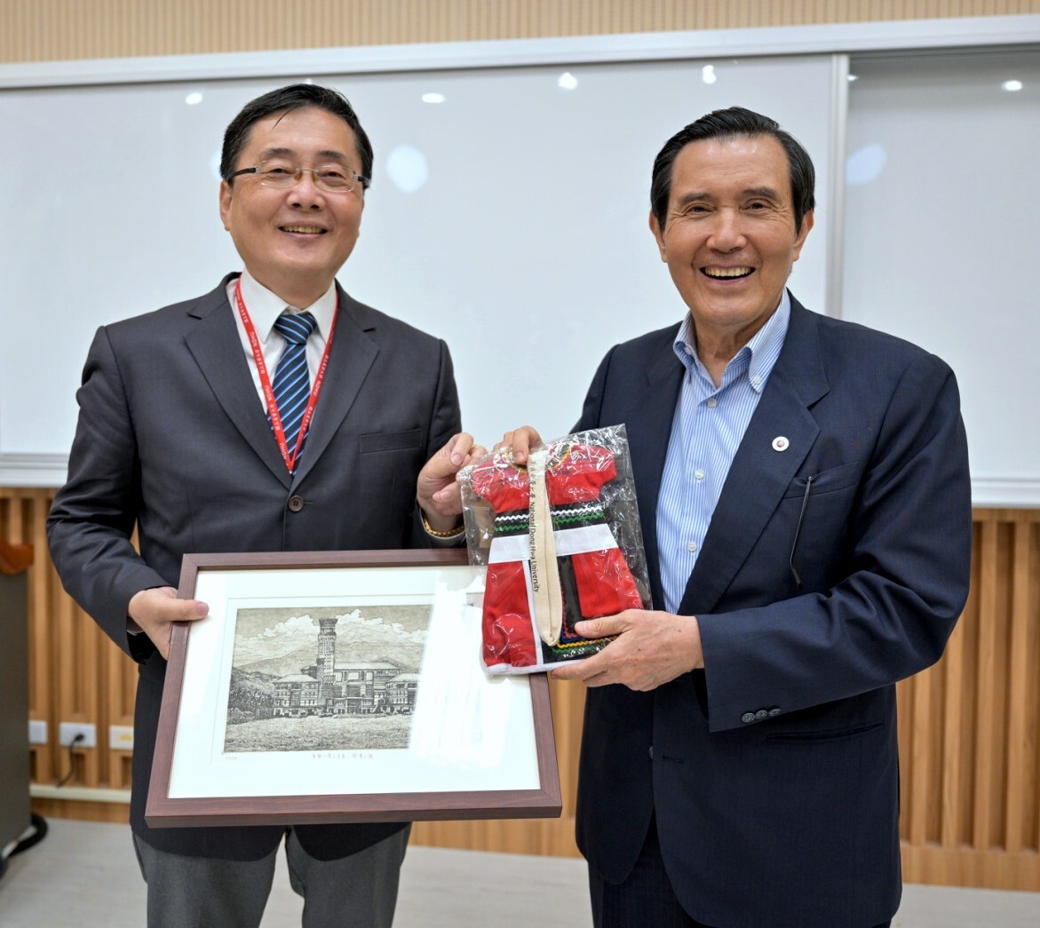 東華大學趙涵㨗校長致贈紀念品予馬英九前總統