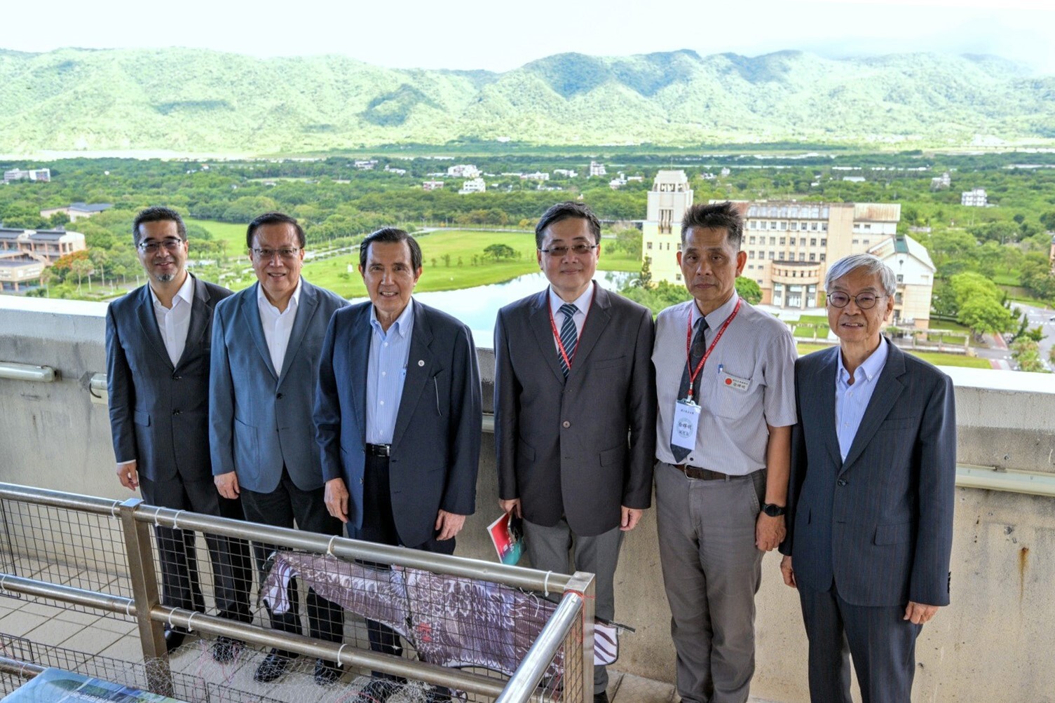 馬英九前總統與訪賓在東華圖書館塔樓合影
