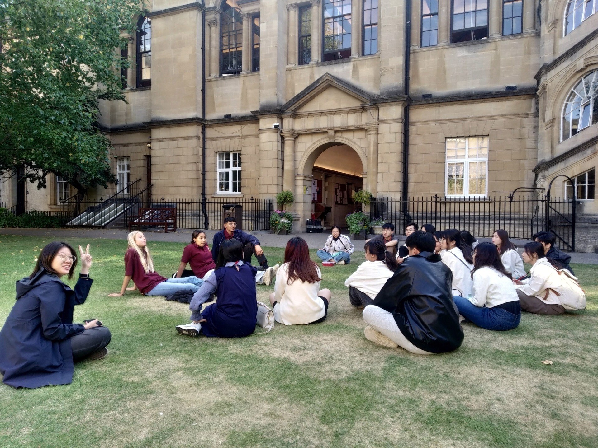 英國牛津大學同學為東華師生進行校園導覽