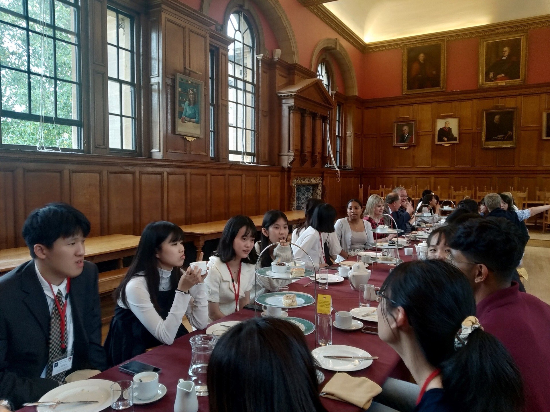 東華學生在英國牛津大學赫瑞福學院享用美味下午茶