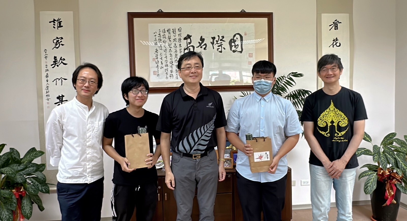 東華大學趙涵㨗校長接見總統教育獎社會學系新生賴嘉騏及刻苦向學資工系唐于田同學合照