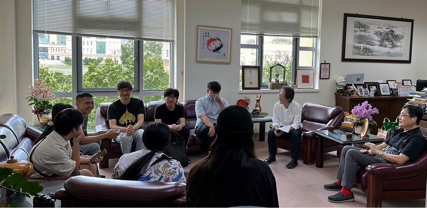 東華大學趙涵㨗校長與總統教育獎社會學系新生賴嘉騏及刻苦向學資工系唐于田同學等晤談勉勵