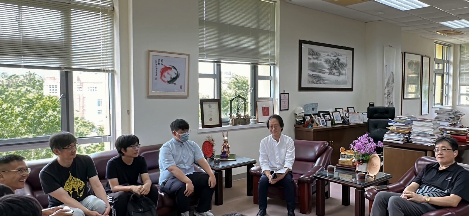 趙涵㨗校長期勉二位同學在學校及各界提供助學金資助下安心就學,畢業能回饋服務社會