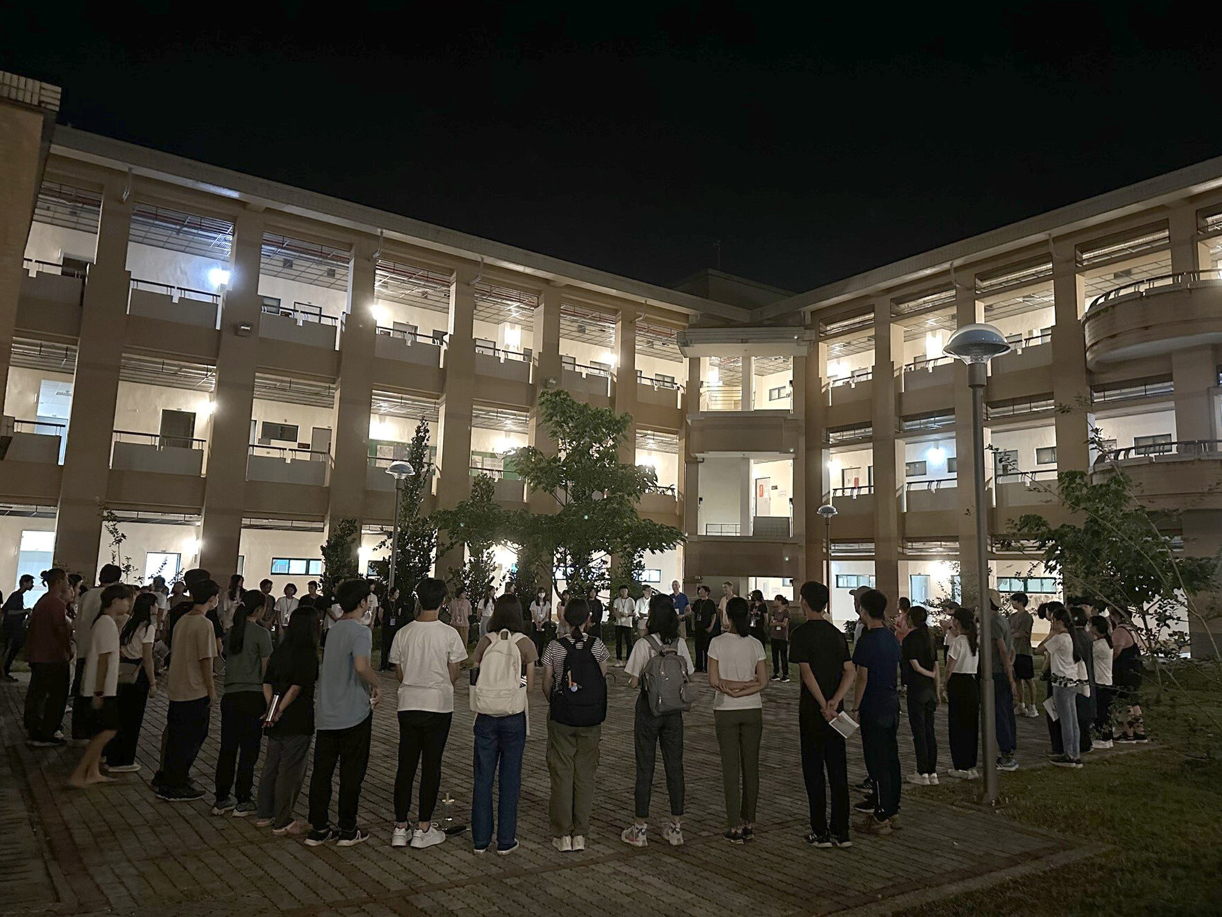 論壇全體與會成員在東華校園舉辦結束圈