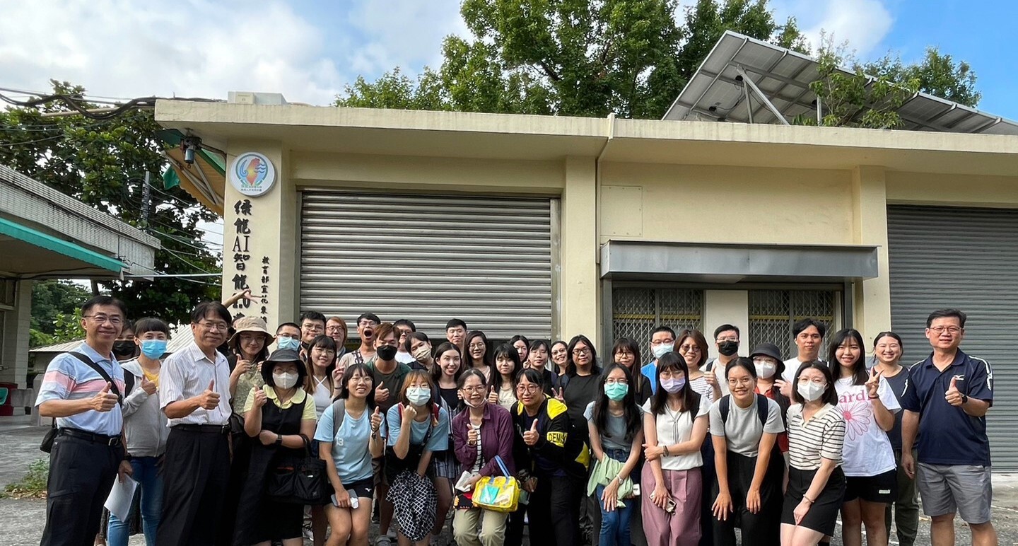 東華大學師生與花農黃俊霖主任大合照