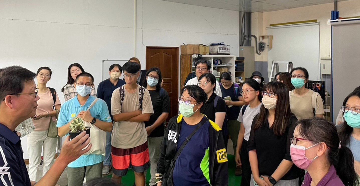 師資生專注聆聽花農黃主任講解