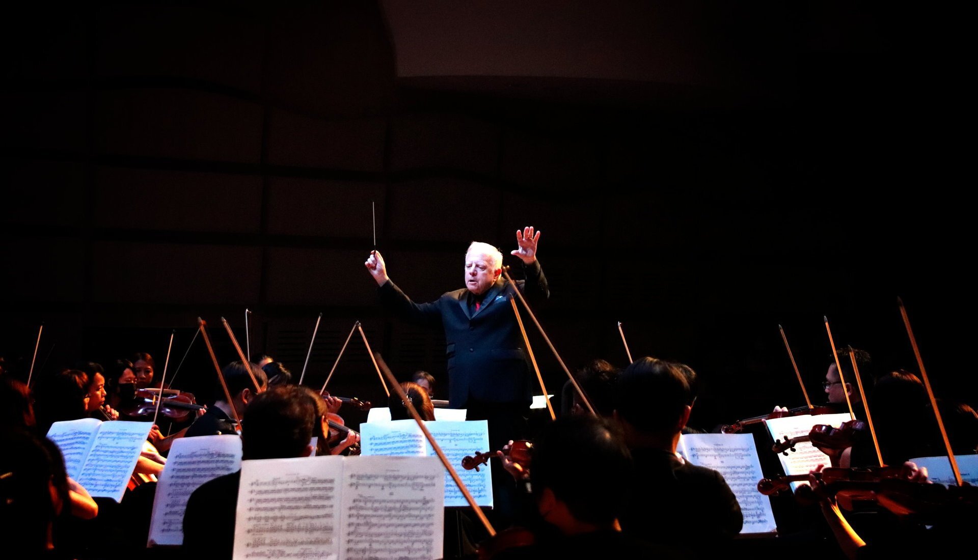國際級指揮家史拉特金(Slatkin)指揮樂團