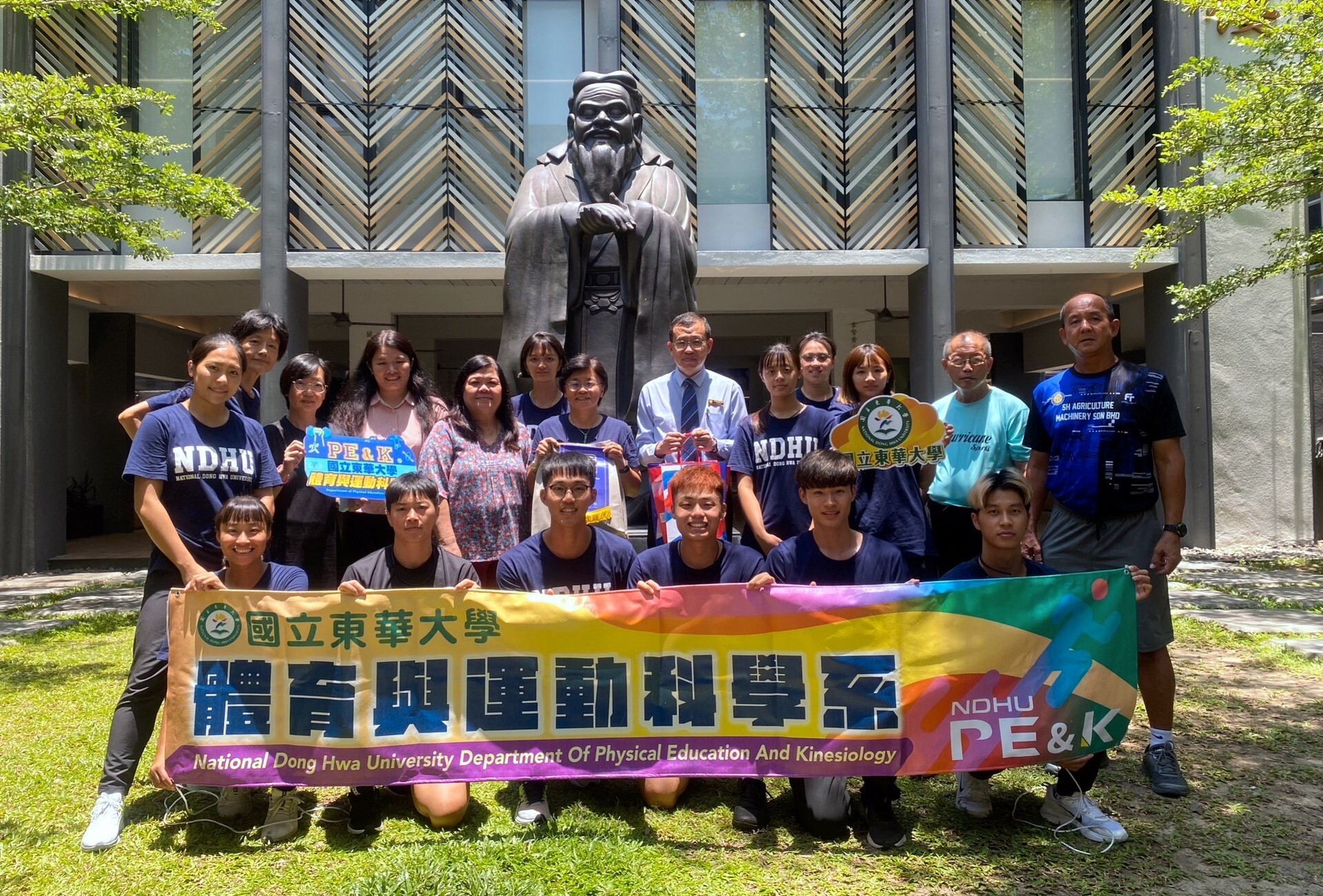 崇正中學鄭展興校長暨行政團隊與東華大學體育與運動科學系互贈紀念品