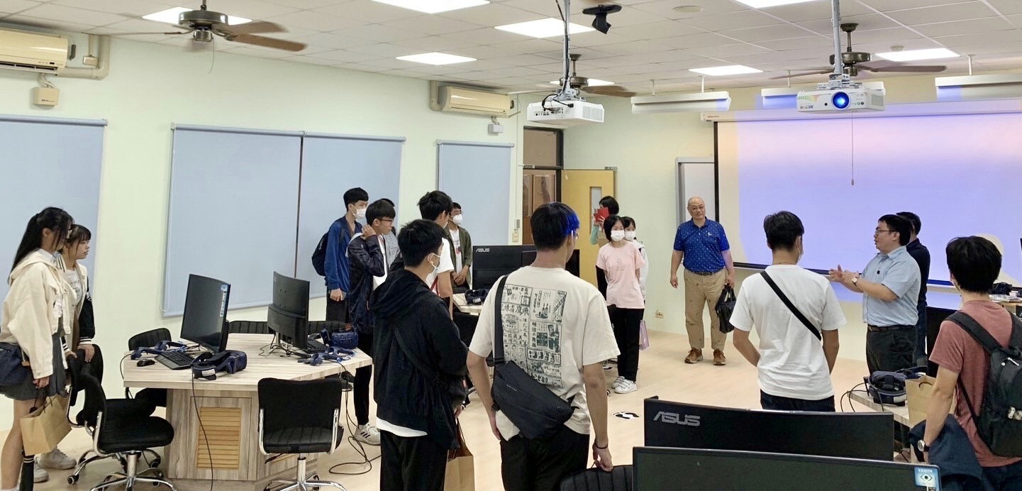 張益誠主任介紹會計系特色VR教室