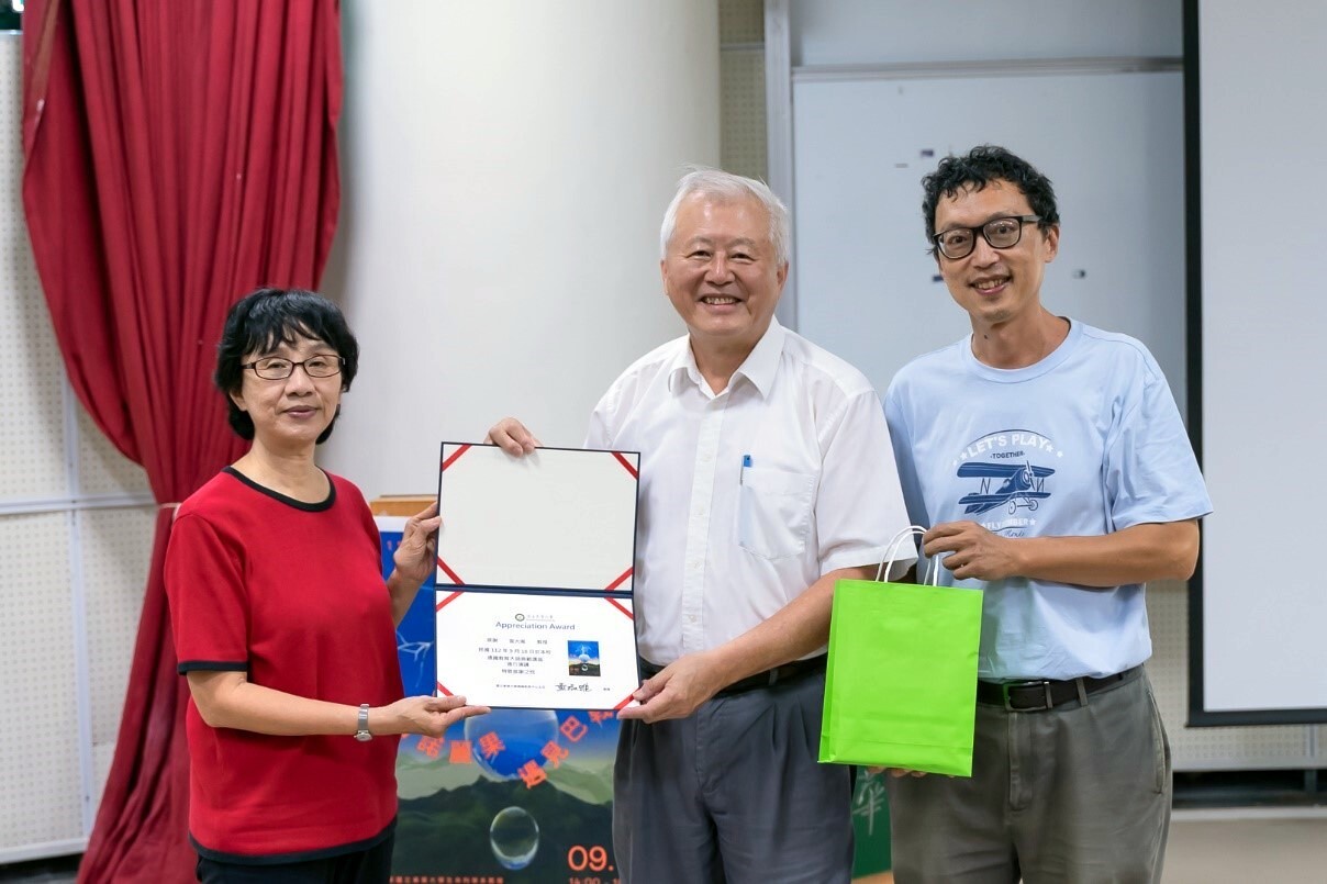 通識教育中心黃琡雅主任頒發感謝狀並合影留念