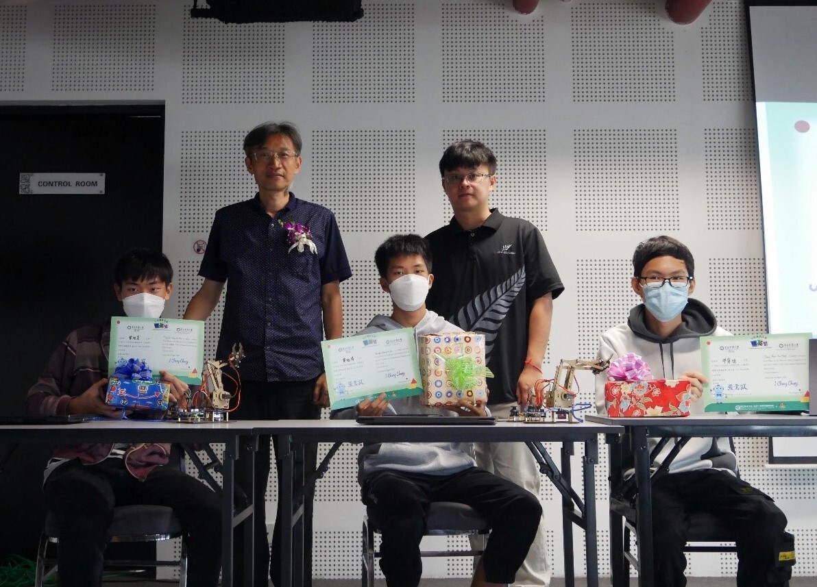營隊競賽前三名學生獲得獎狀及獎品
