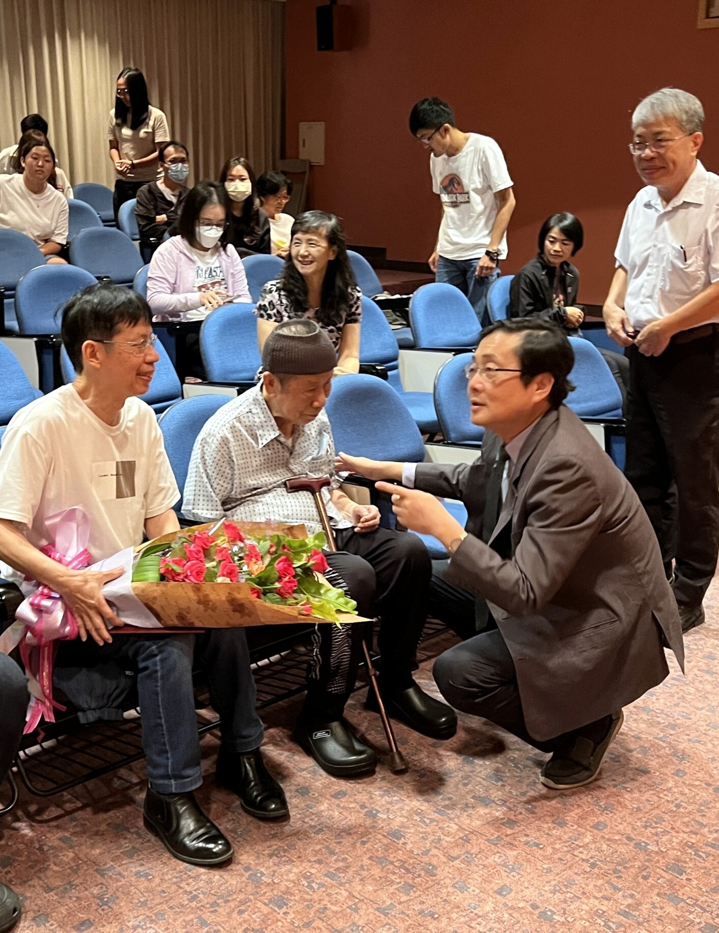 趙涵㨗校長向林道生老師致意,感謝捐贈圖像資料及著作予東華大學