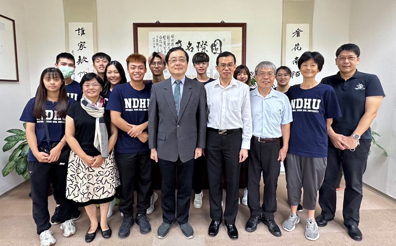 馬來西亞沙巴亞庇崇正中學校長鄭展興拜會東華大學趙涵㨗合照