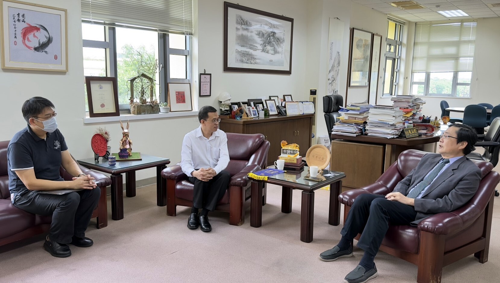 沙巴亞庇崇正中學鄭展興校長與東華大學趙涵㨗交流意見