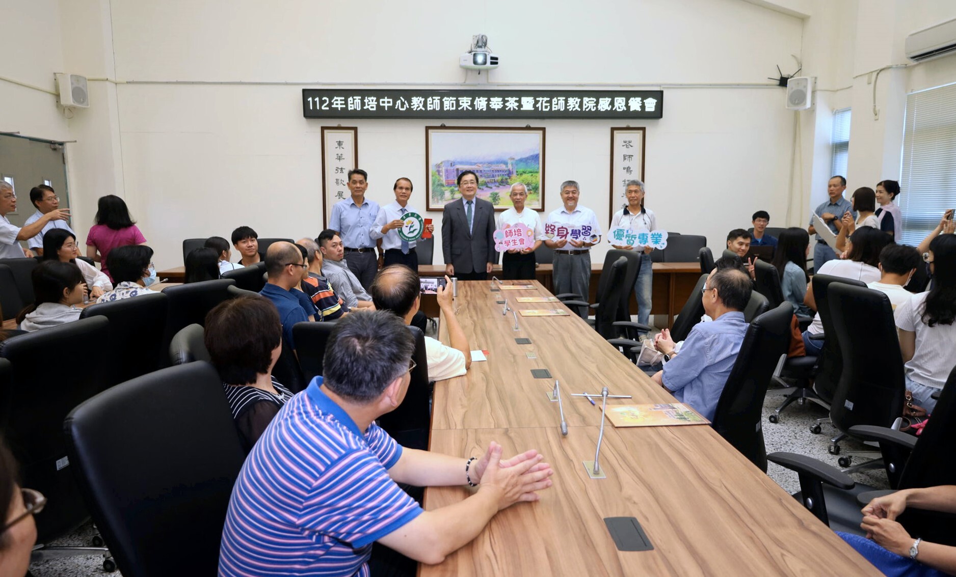 趙校長於感恩餐會致贈感謝狀予榮退老師